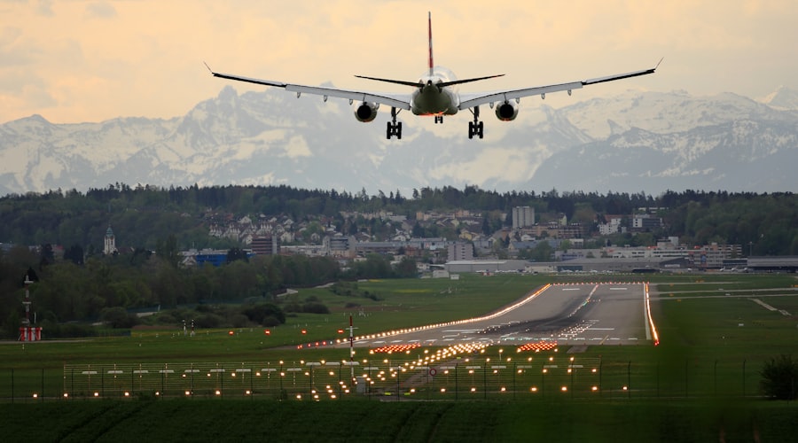 Putnici čekaju na sigurnosnoj kontroli aerodroma Nikola Tesla