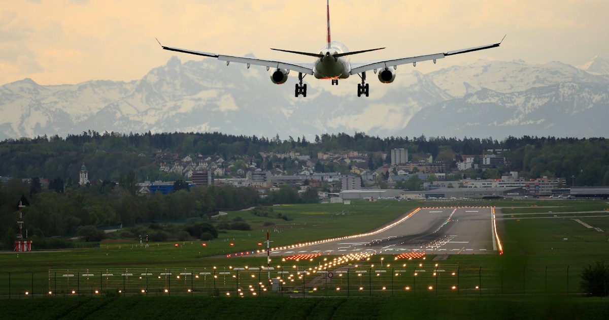 Avion sleće na pistu aerodroma