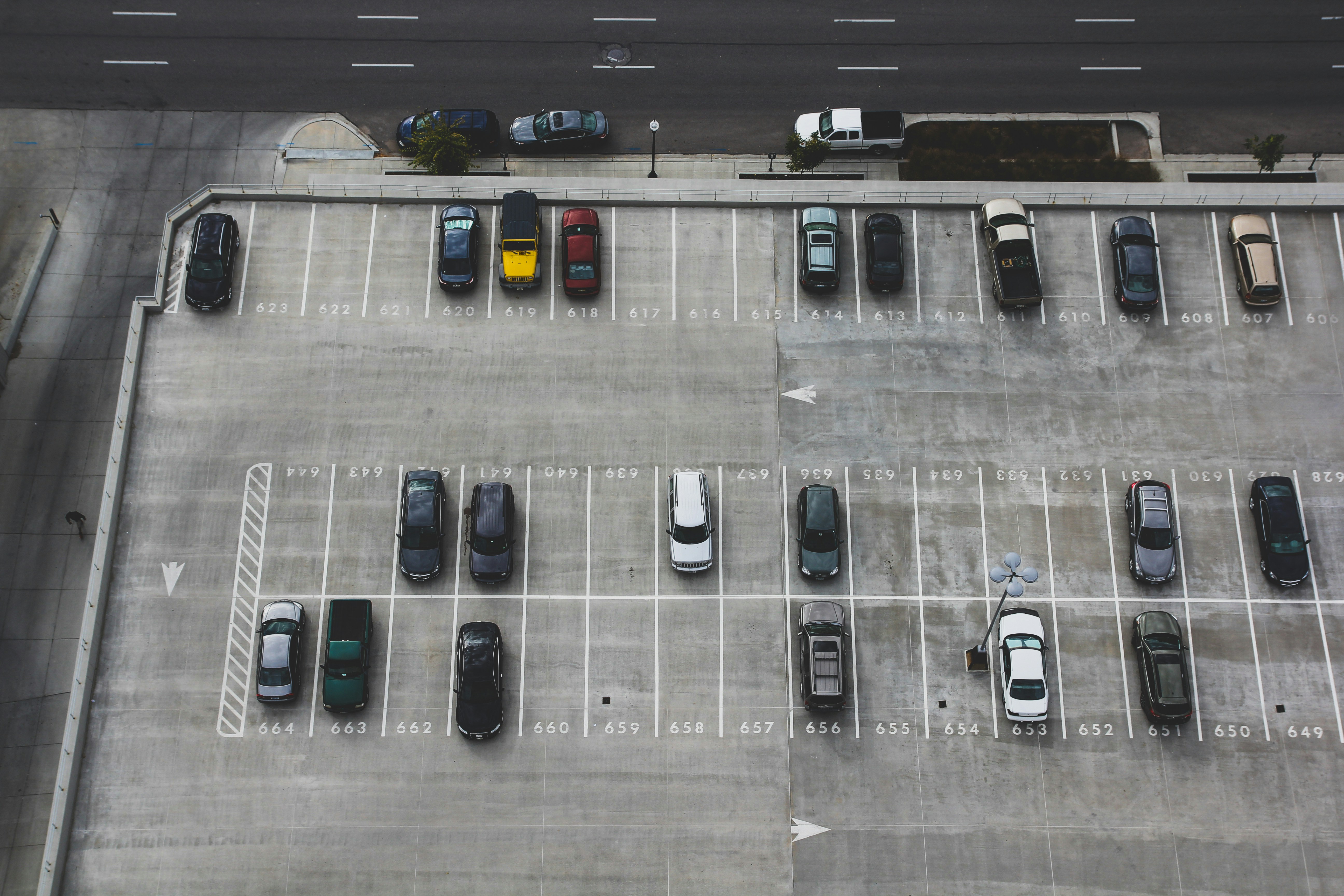 Parkiranje sopstvenog automobila pored aerodroma Nikola Tesla u Beogradu