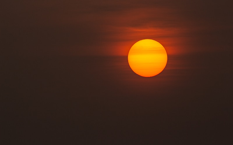 Porodica sa koferima na aerodromu