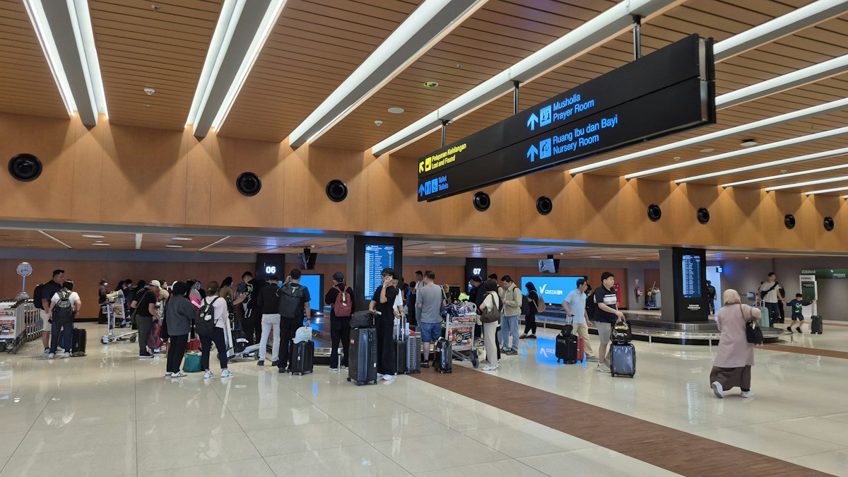 Putnici sa koferima čekaju u prepunom terminalu aerodroma tokom prazničnih gužvi