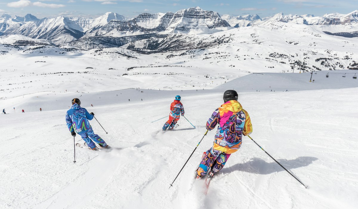 Skijaši na stazi u alpskom ski centru