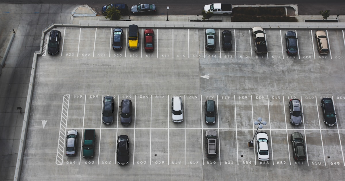 Parking mesto i automobil u blizini aerodroma Beograd